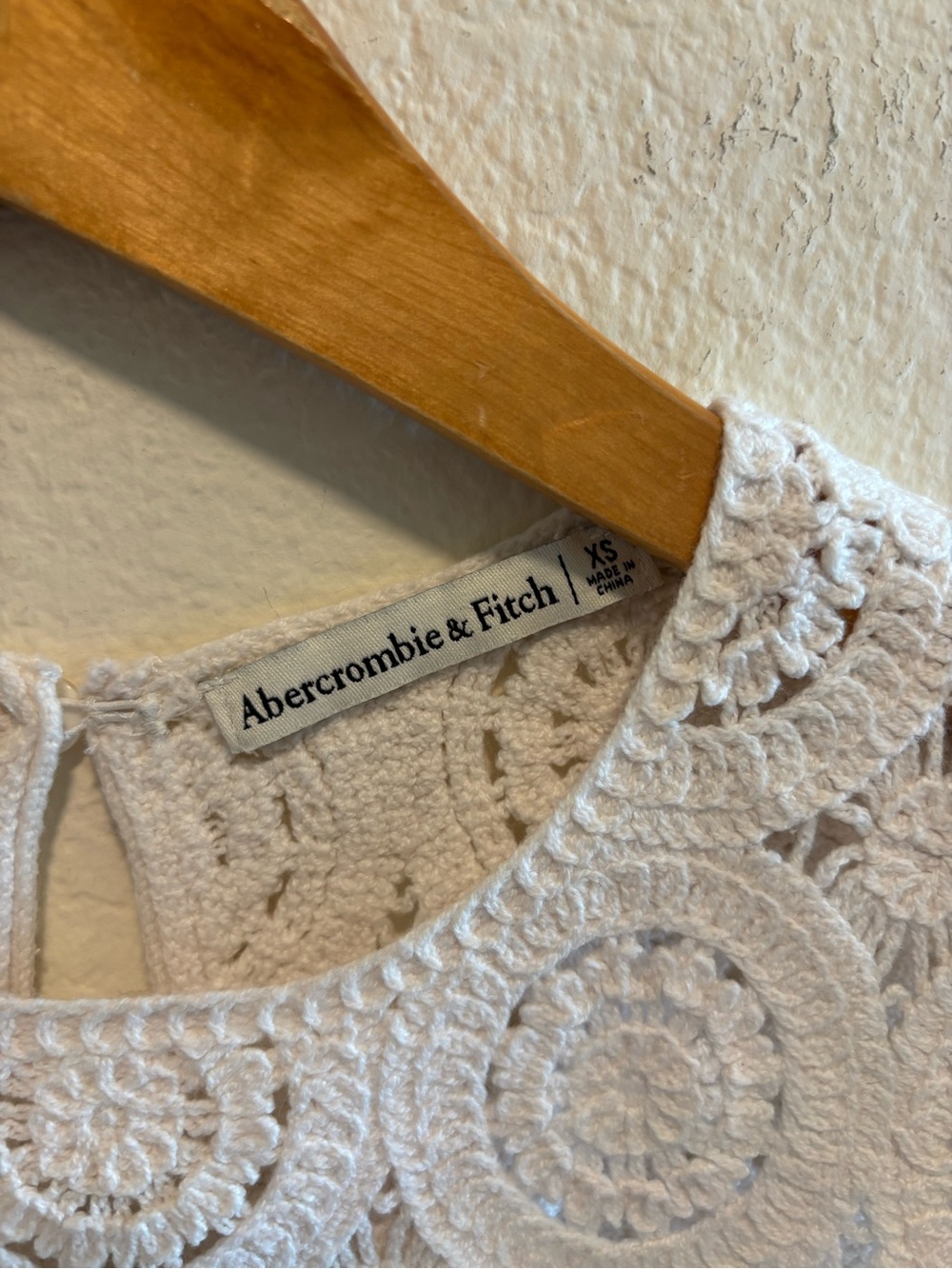 Abercrombie & Fitch White Crochet Lace Sleeveless Camisole - Picture 2 of 3